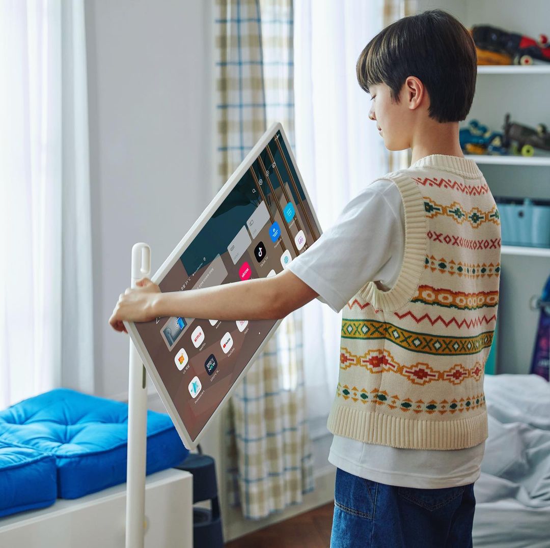 Thiết bị gồm 1 màn hình có kích thước 27 inch, có thể xoay ngang, xoay dọc tùy ý Thiết bị gồm 1 màn hình có kích thước 27 inch, có thể xoay ngang, xoay dọc tùy ý