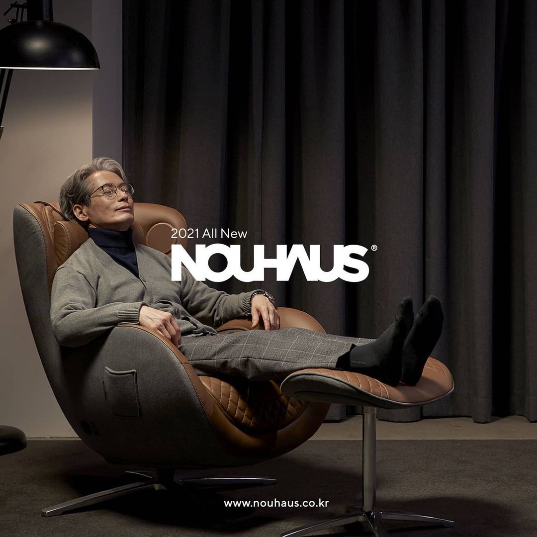 Ghế massage thương gia NOUHAUS 2021 Classic Chair with Ottoman (Dark Caramel)