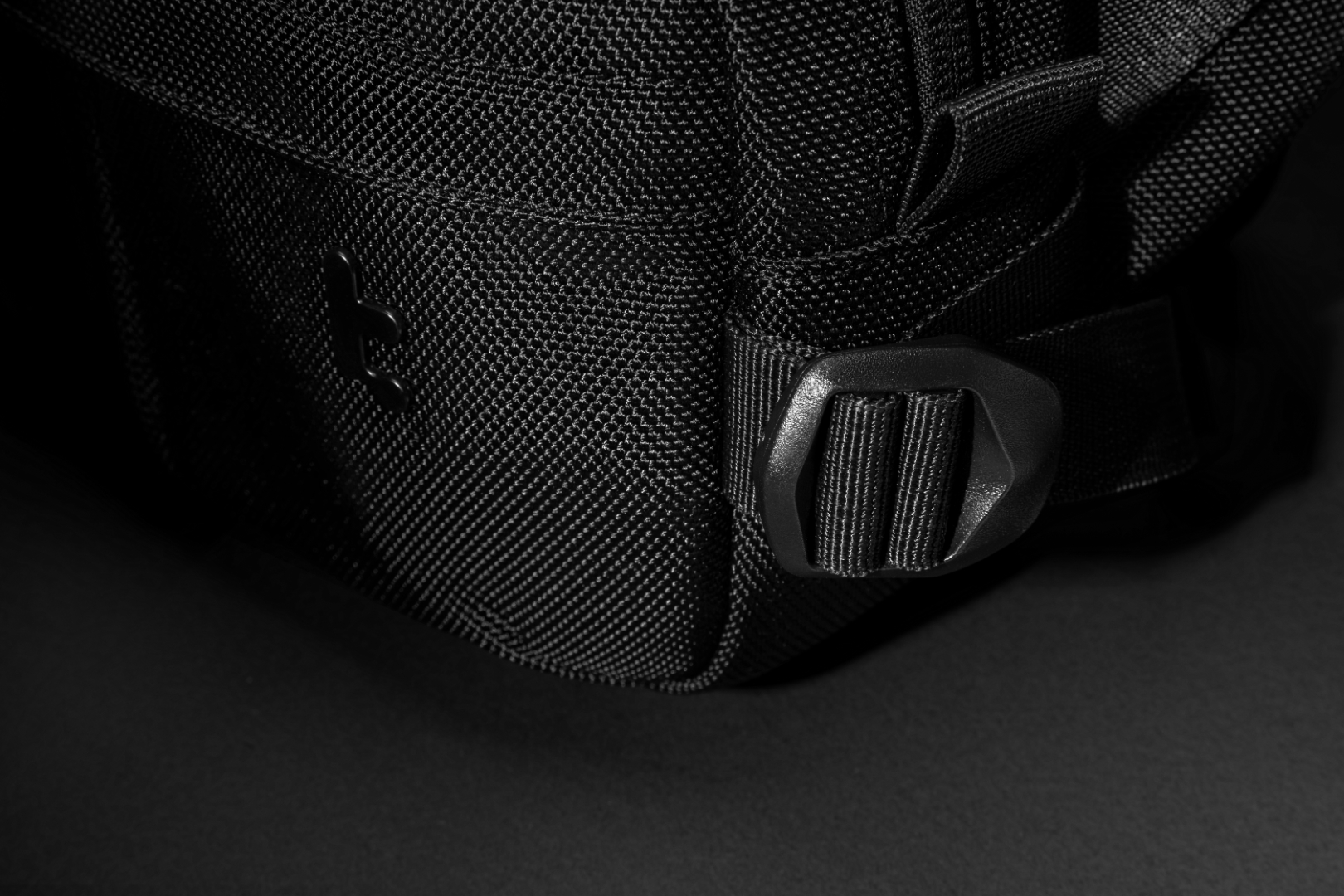 Túi đeo chéo Tomtoc Wander T26 - Steamdeck, Rog Ally - Daily Sling Black (T26S1D1)
