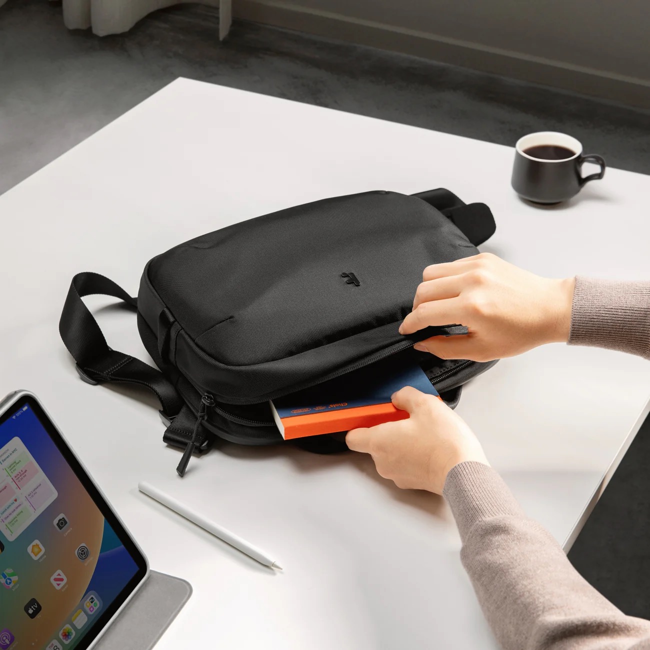 Túi đeo chéo Tomtoc UrbanEX-B11 Tablet Shoulder Bag for 11-inch iPad Pro