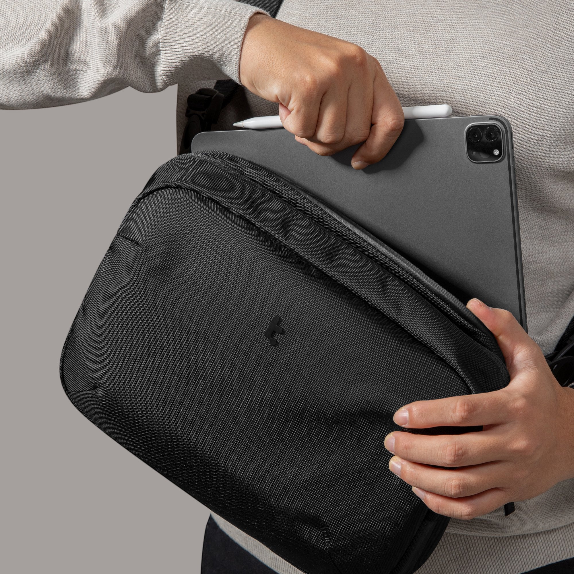 Túi đeo chéo Tomtoc UrbanEX-B11 Tablet Shoulder Bag for 11-inch iPad Pro