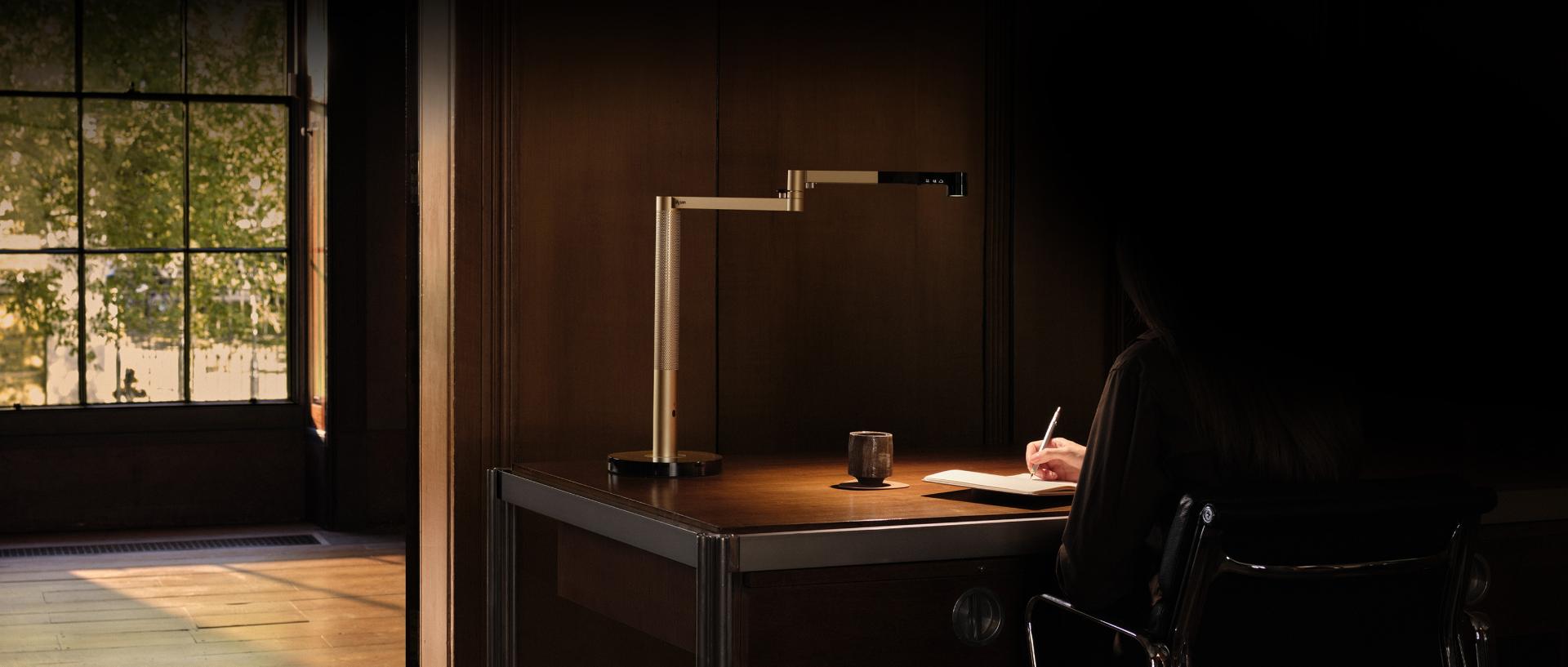 Đèn bàn cao cấp Dyson Solarcycle Morph Desk Light