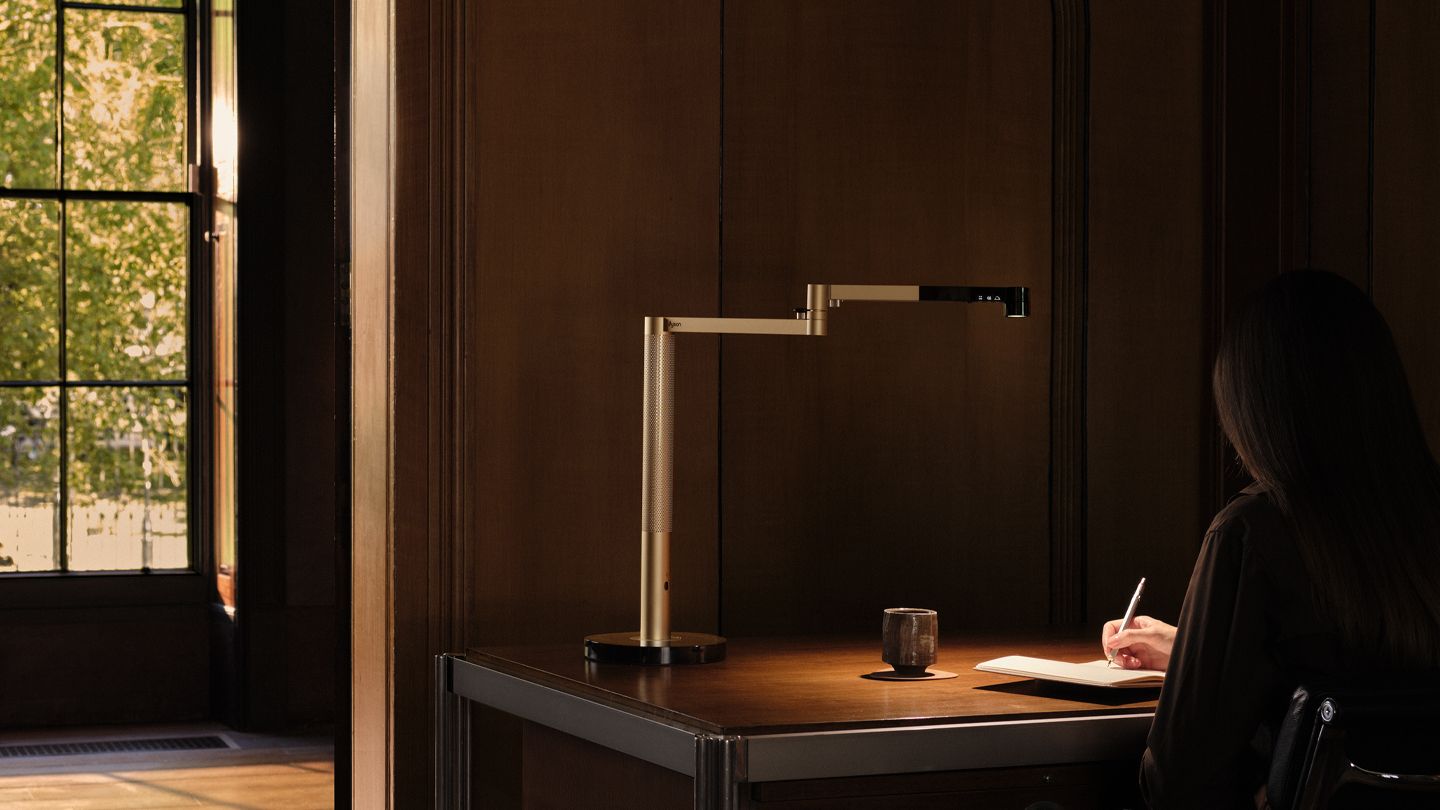 Đèn bàn cao cấp Dyson Solarcycle Morph Desk Light
