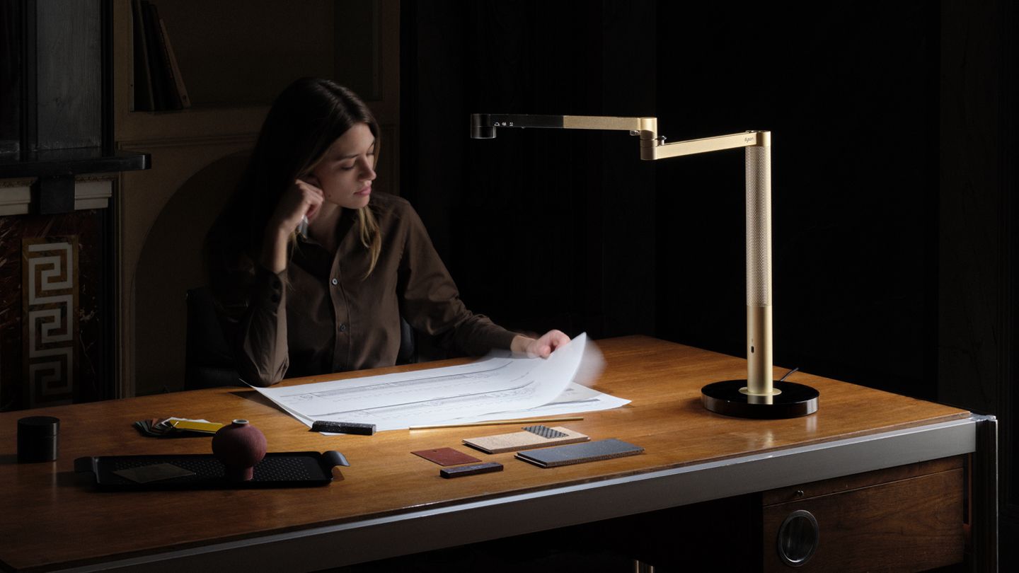 Đèn bàn cao cấp Dyson Solarcycle Morph Desk Light