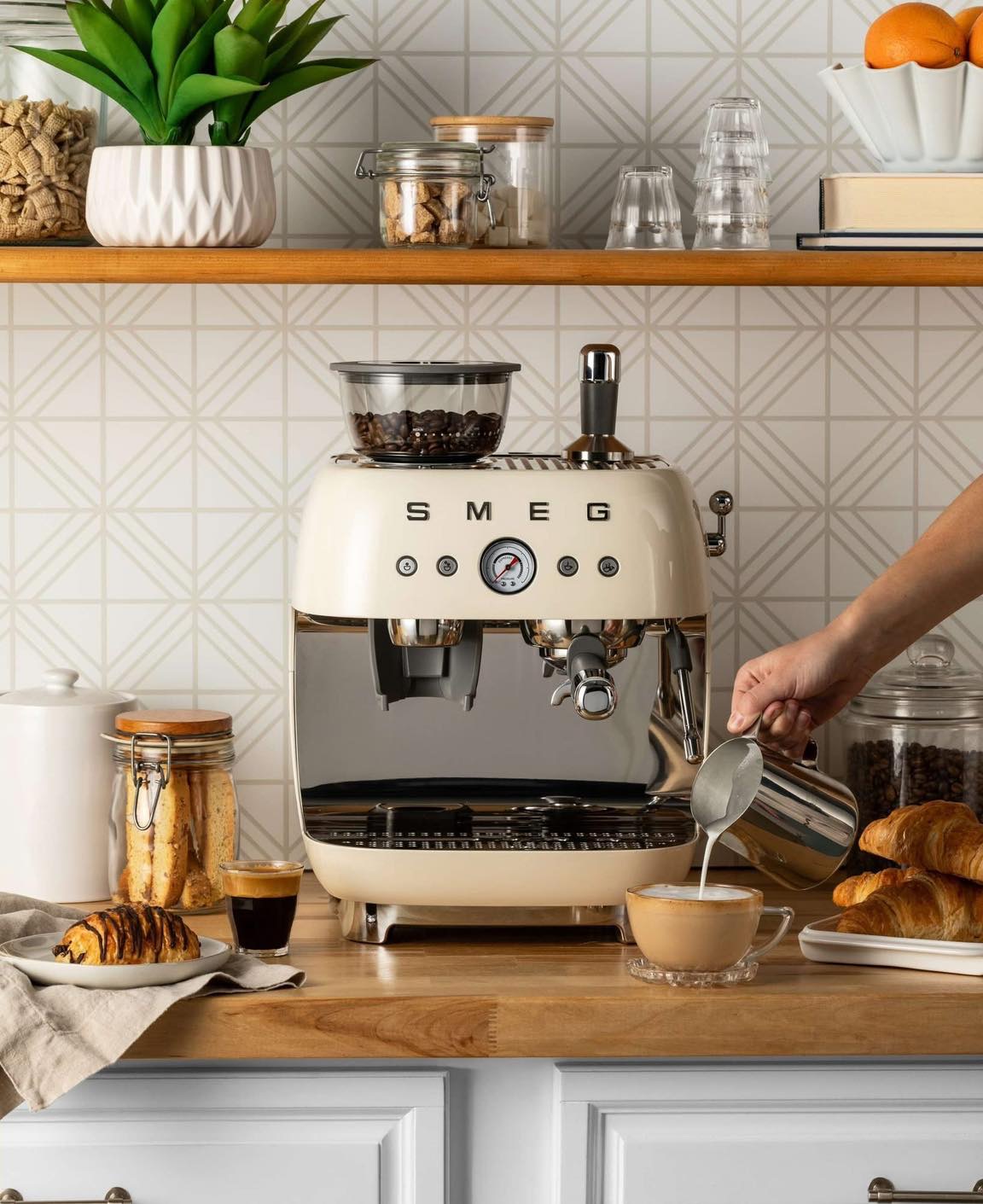 Máy pha cà phê tích hợp máy xay Smeg 50’s Style EGF03 (Cream)