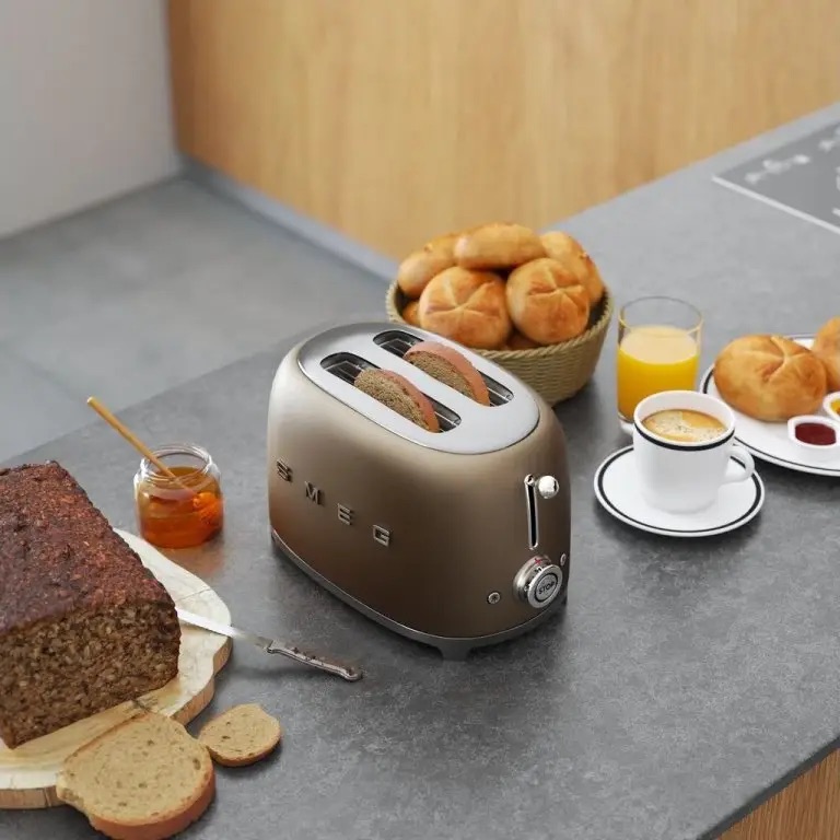 Máy nướng bánh mì Smeg 50's Style TSF01 (Champange Matt)