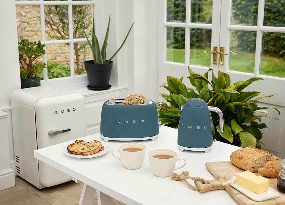 Máy nướng bánh mì Smeg 50's Style TSF01 (Storm Blue)