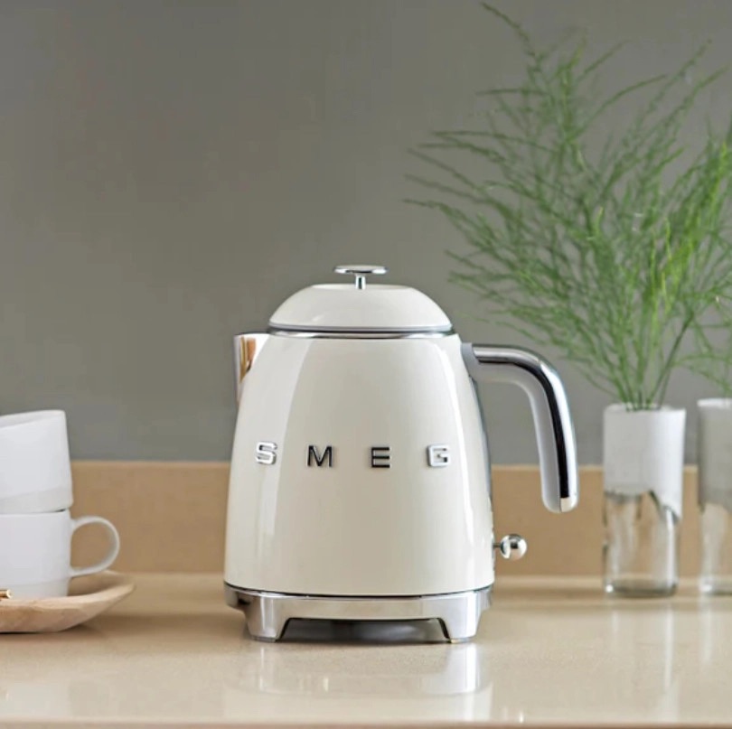 Ấm đun siêu tốc mini Smeg 50's Retro Style KLF05 (Cream)