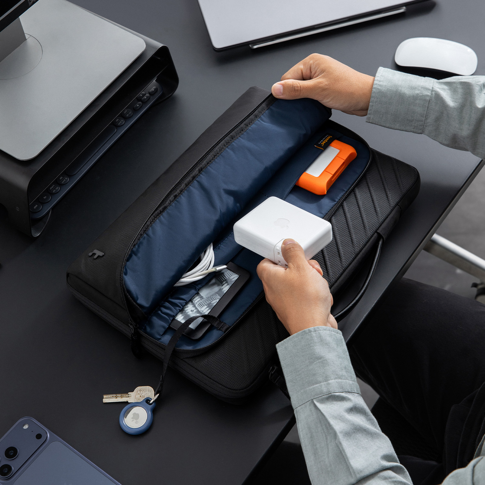 Túi xách chống sốc Tomtoc Voyage-A24 Laptop/Macbook - A24