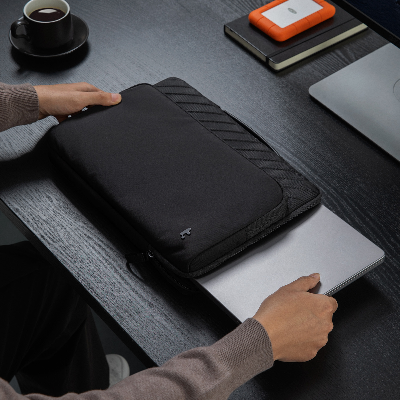 Túi xách chống sốc Tomtoc Voyage-A24 Laptop/Macbook - A24