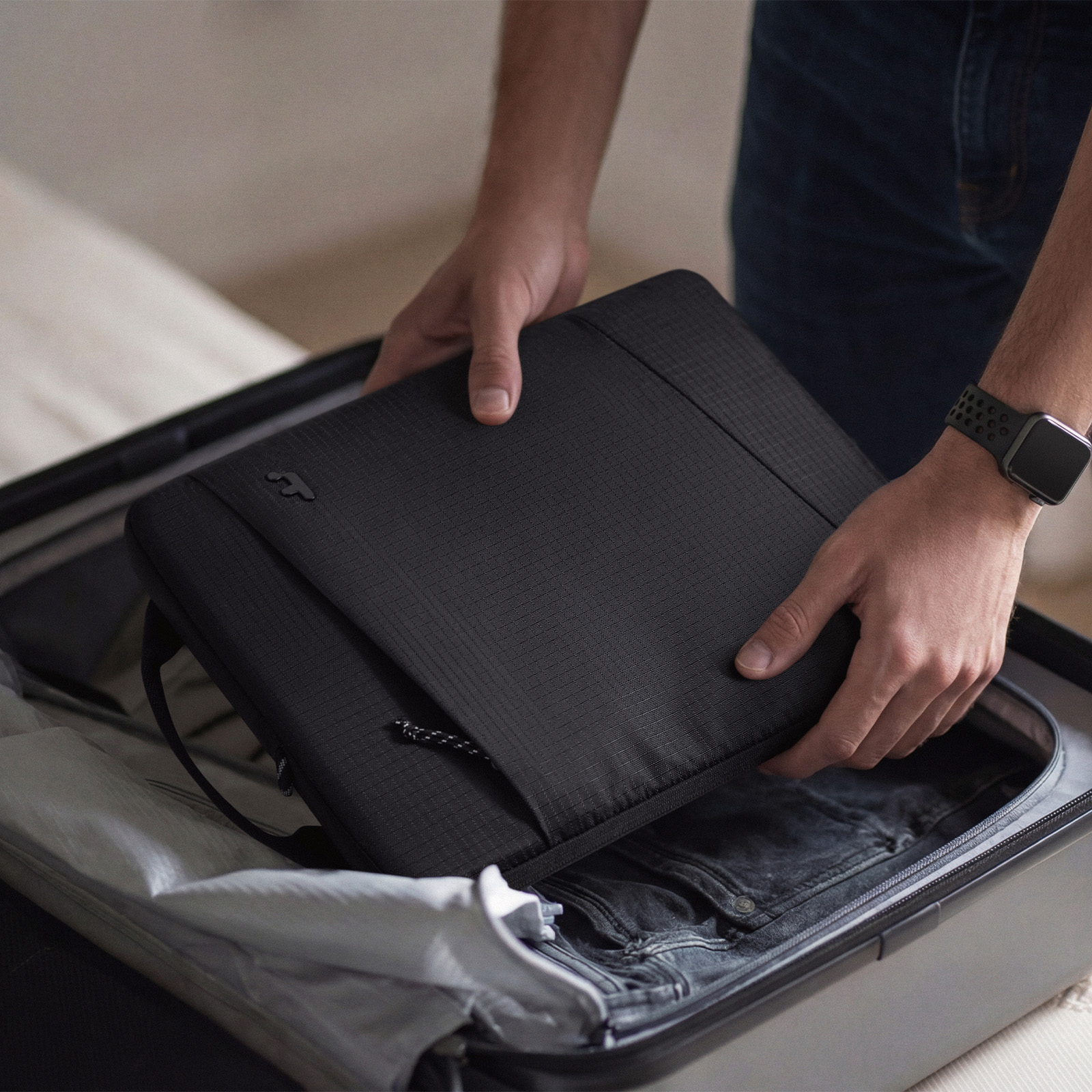 Túi xách chống sốc Tomtoc Essence-A35 Laptop/Macbook - A35