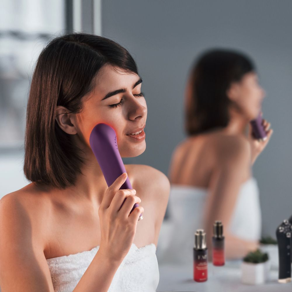 Thiết bị trẻ hóa da bằng ánh sáng đỏ toàn phổ Foreo FAQ 501