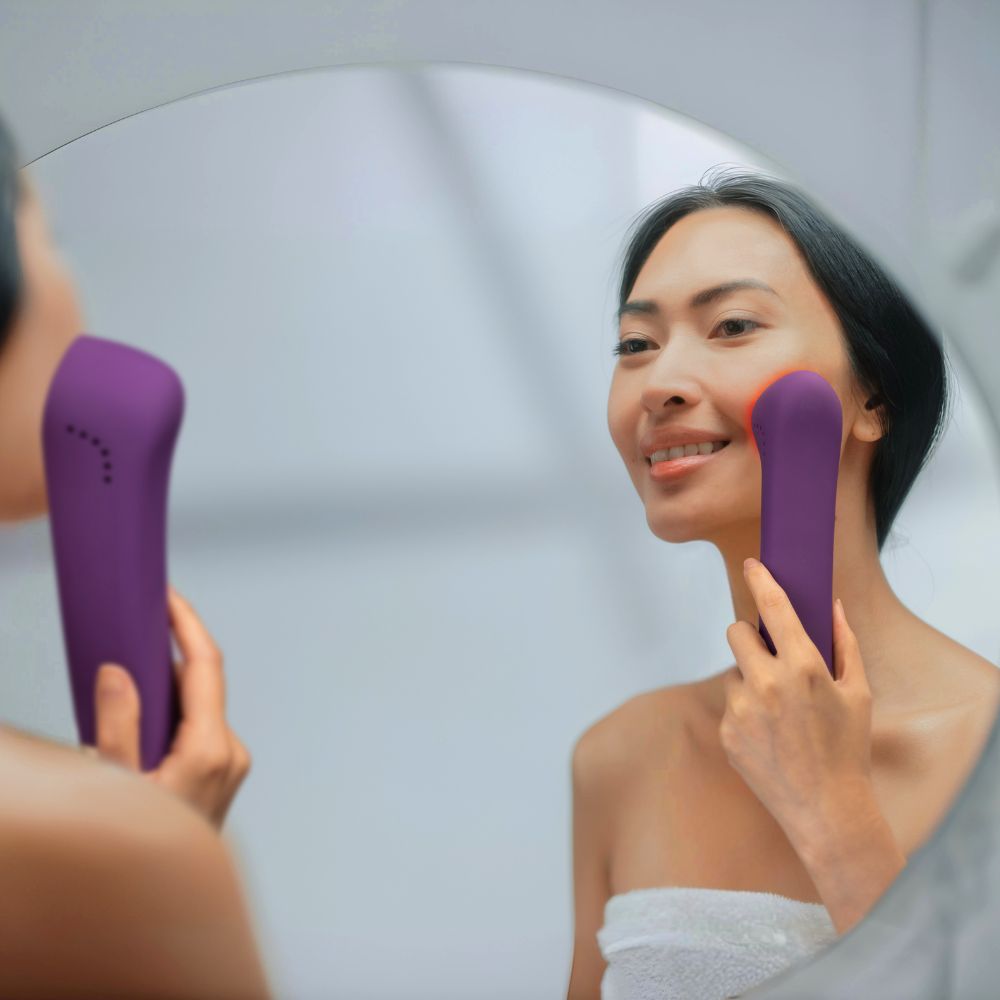 Thiết bị trẻ hóa da bằng ánh sáng đỏ toàn phổ Foreo FAQ 501