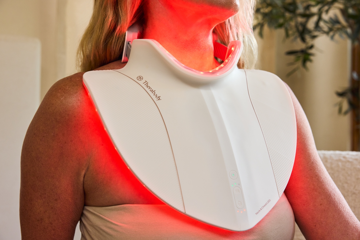 Thiết bị chăm sóc da cổ và ngực Therabody Neck & Chest LED