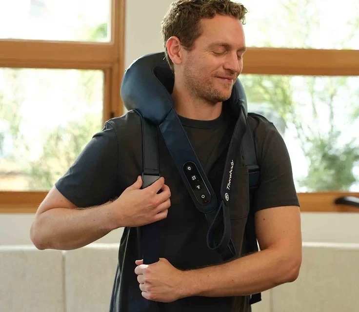 Máy massage cổ và lưng trên Therabody ThermNeck & Upper Back