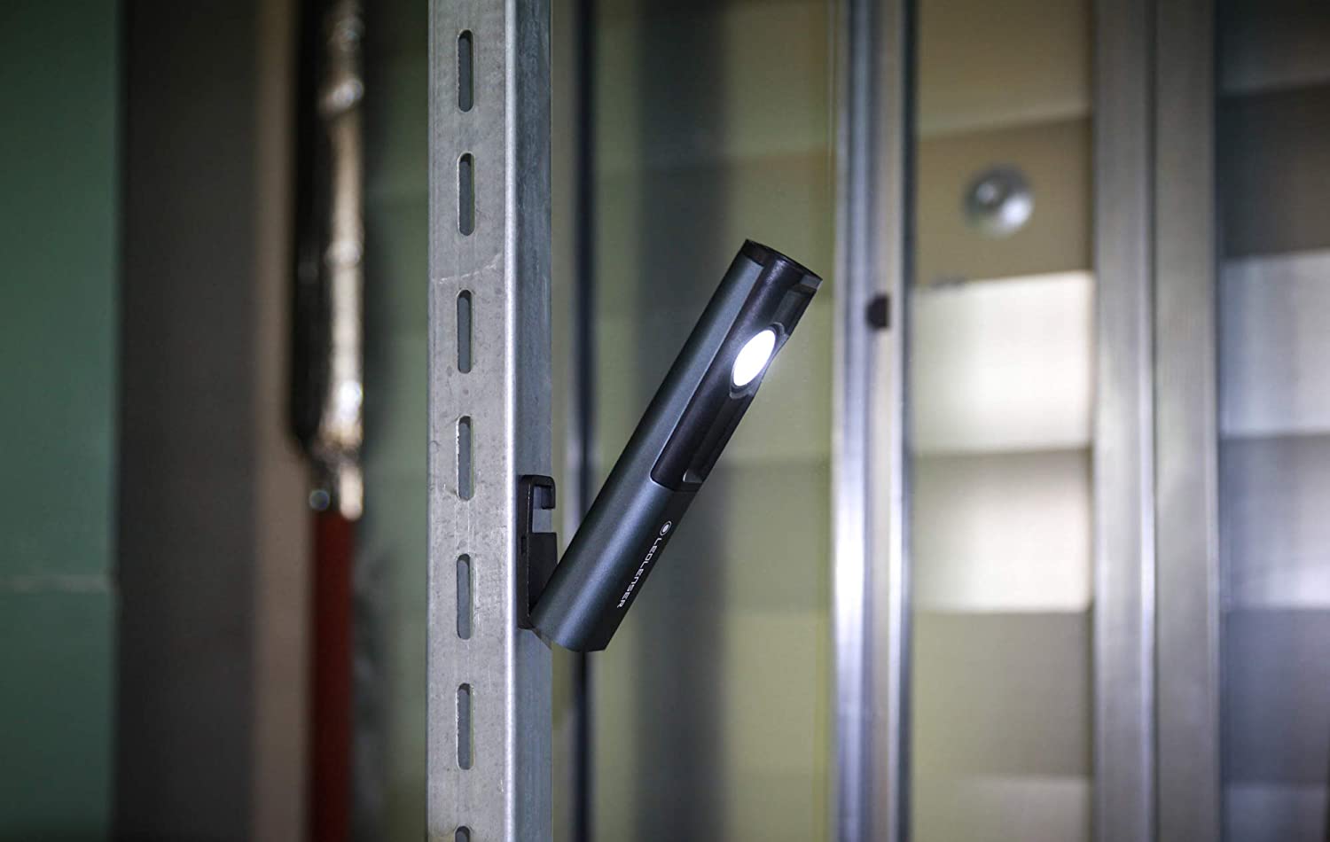 Đèn pin Ledlenser iW5R (300 Lumens)