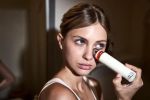 Máy massage đẩy tinh chất Therabody TheraFace Depuffing Wand