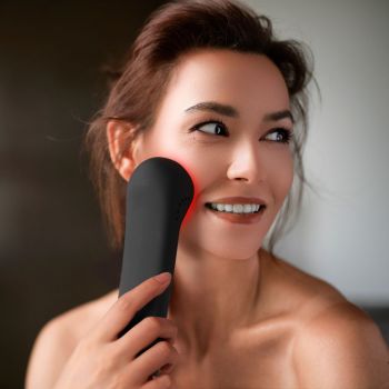 Thiết bị trẻ hóa da chuyên sâu bằng ánh sáng đỏ toàn phổ kết hợp NIR Foreo FAQ 502
