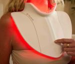 Thiết bị chăm sóc da cổ và ngực Therabody Neck & Chest LED